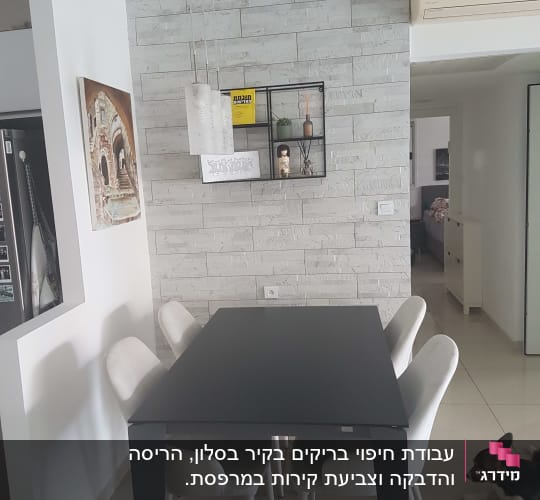 קיר לבנים מעוצב עם מדף דקורטיבי